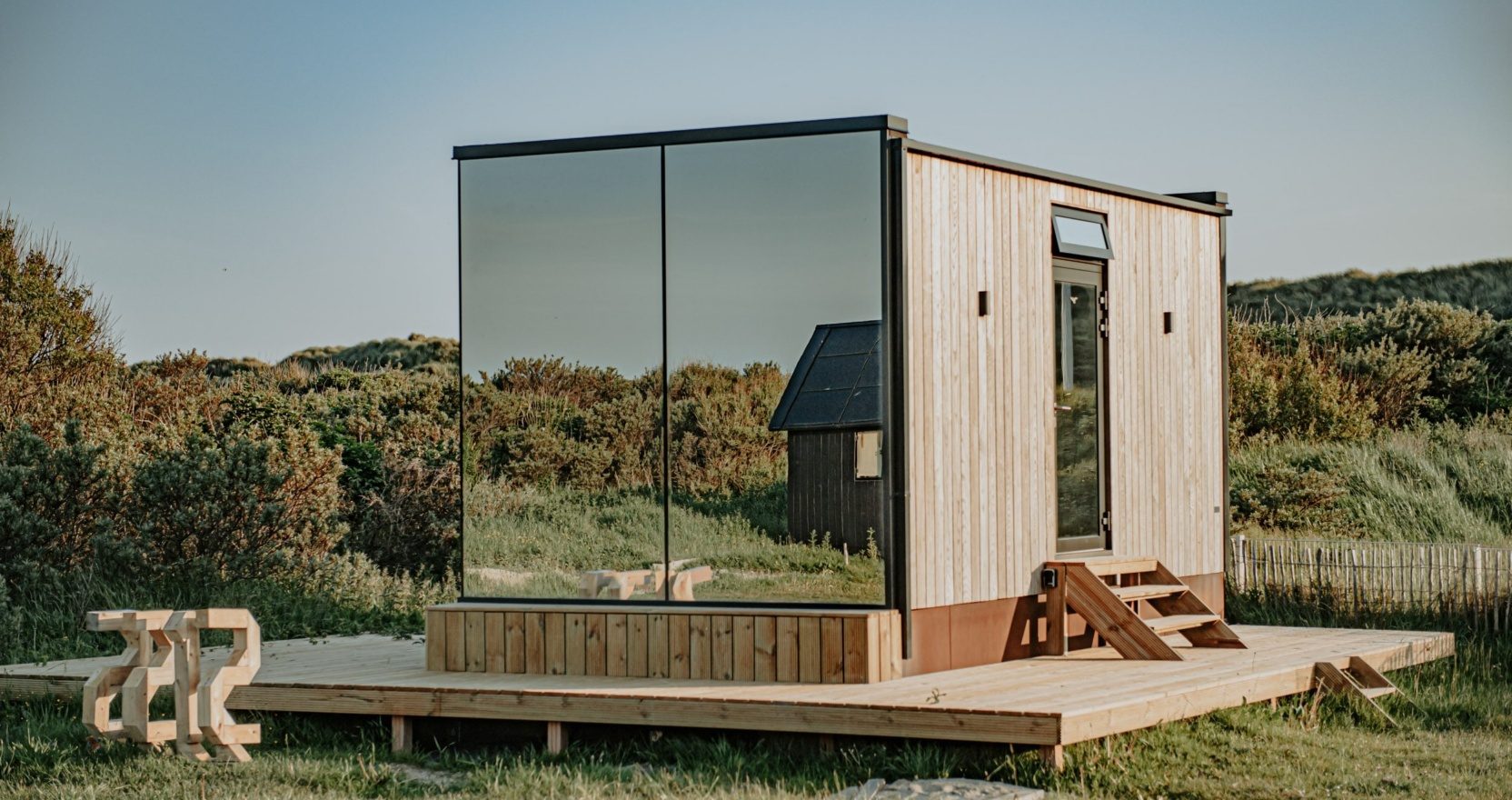 Signature – Tiny House with Glass Mirror Walls by ÖÖD